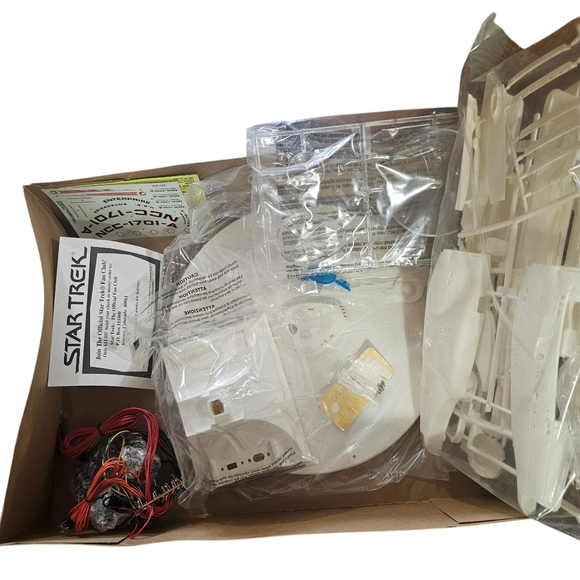 Star Trek U.S.S. Enterprise Model Kit Special Ed. Lights,sound,collectable - Picture 8 of 11